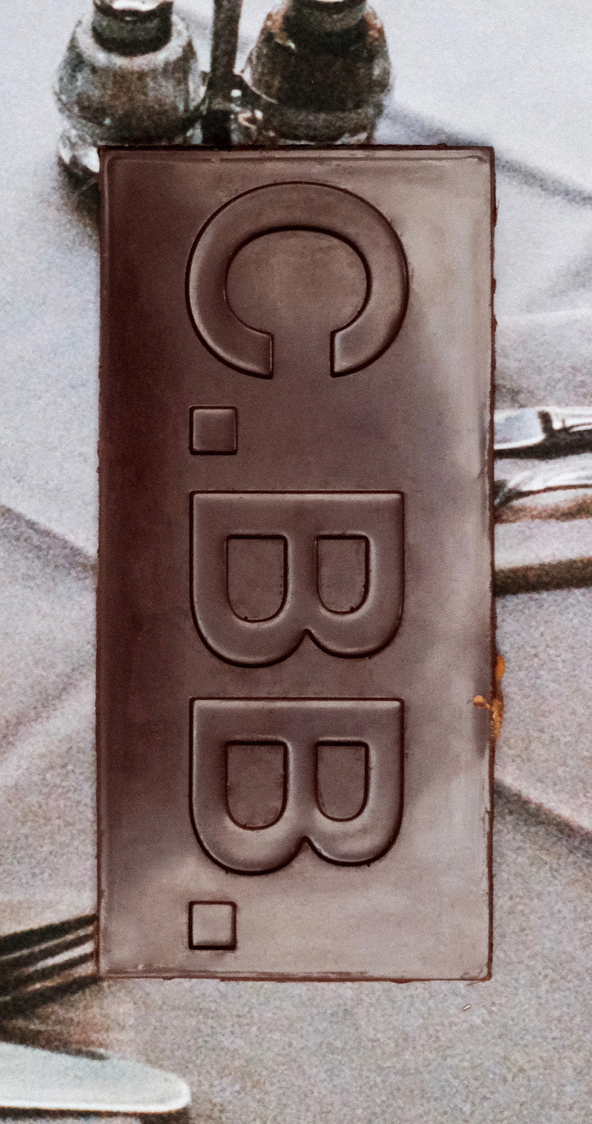 CRUNCHY PEANUTS & VANILLA CREME 74% – Casa Bosques Chocolate